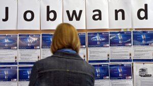 Studentin vor Jobwand